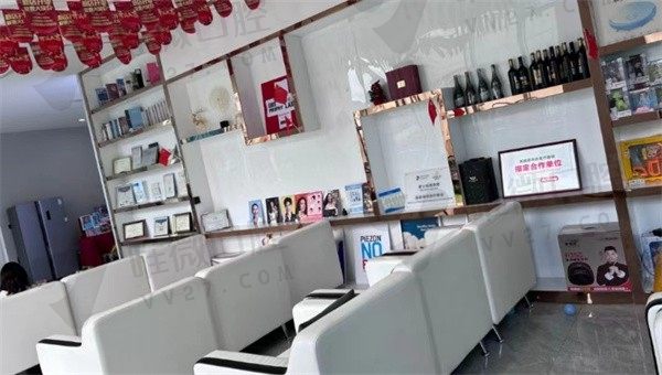 四川成都奥展口腔门诊部候诊区